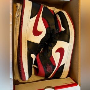 MENS AIR JORDAN 1 MID RED / BLACK SIZE 10